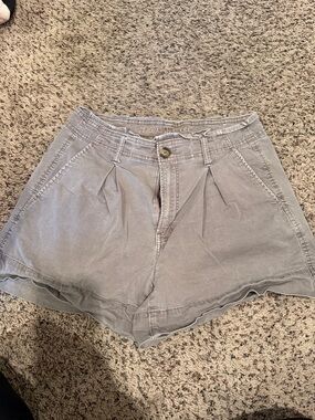 American Eagle Outfitters High-Waist Pleated Shorts - Light Gray